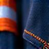 Detalle de logos personalizados en camiseta deportiva